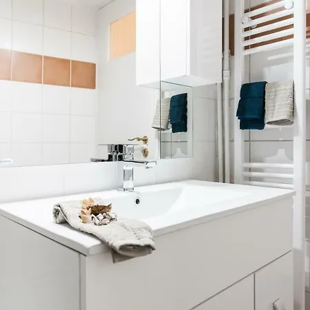 Classy And Stylish Private At Acropolis Museum Metro Station Apartment
