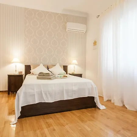 Classy And Stylish Private At Acropolis Museum Metro Station Apartment